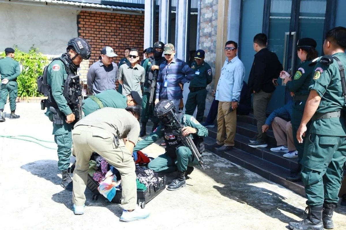 干拉省联合执法突击检查网络诈骗窝点 现场行动中