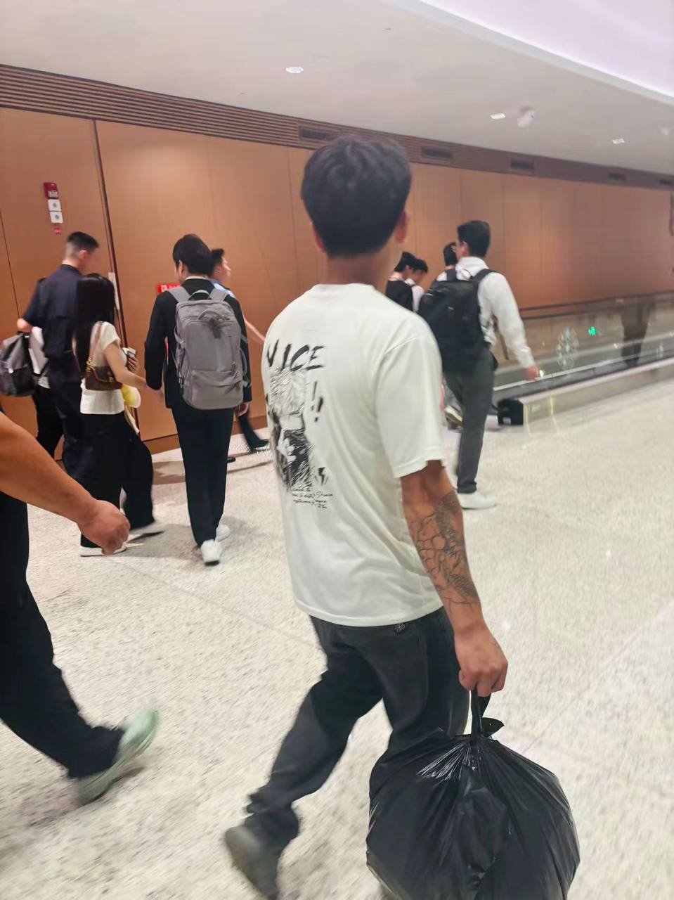 一名金融分析师回国航班上被捕 警方精准拦截