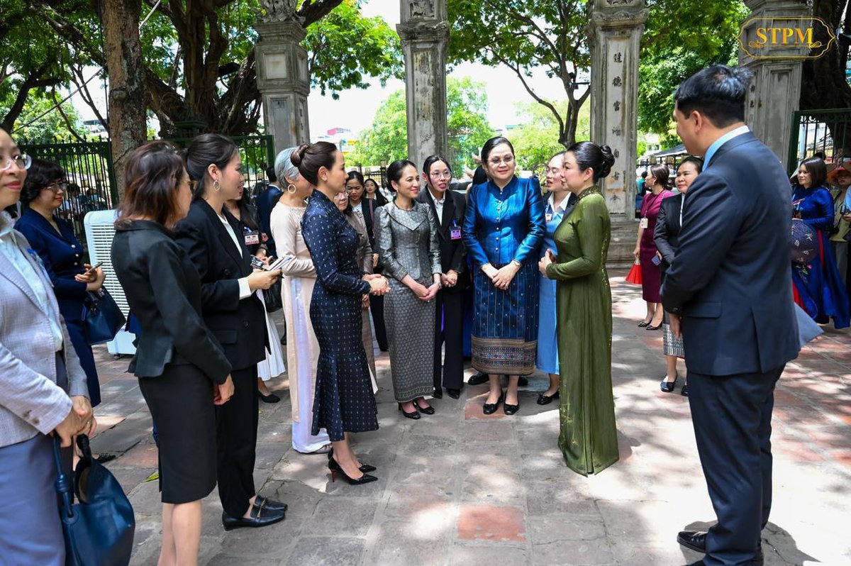柬埔寨第一夫人碧占莫妮访问越南文庙 推动区域文化交流
