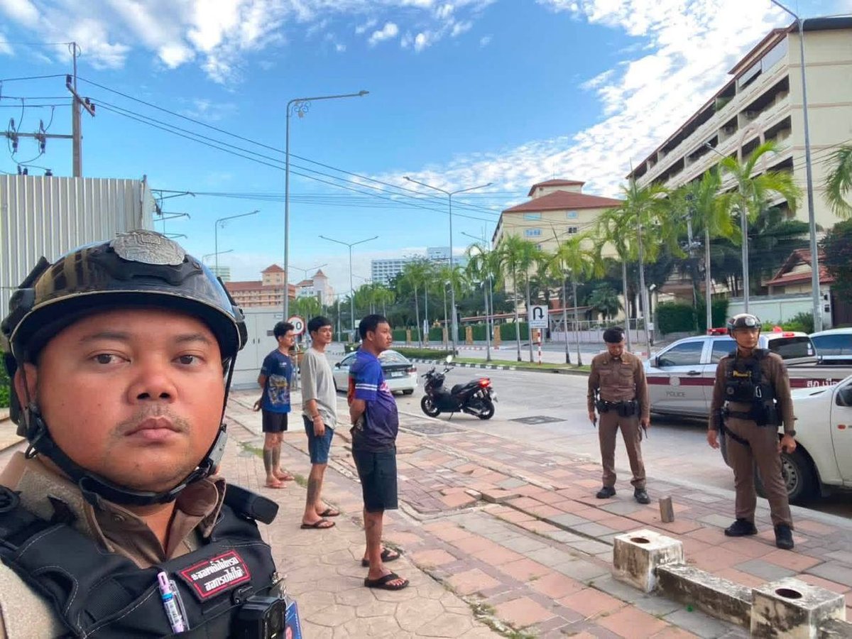 芭提雅中天二路发生枪击案 轿车遭连开两枪司机幸免
