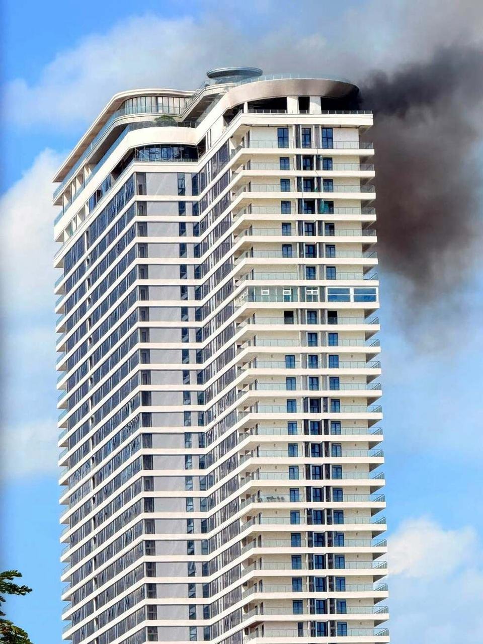 水净华区财富公馆43层突发火灾 装修施工引发