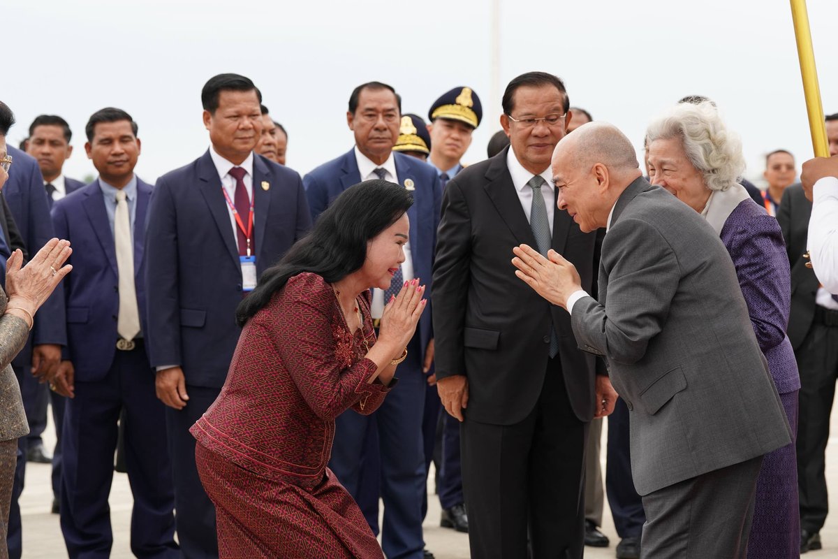 西哈莫尼国王与莫尼列太后今日返抵金边 抵达德崇国际机场