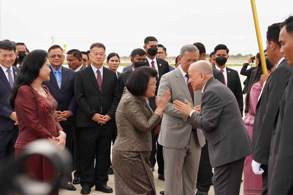 西哈莫尼国王与莫尼列太后今日返抵金边 抵达德崇国际机场