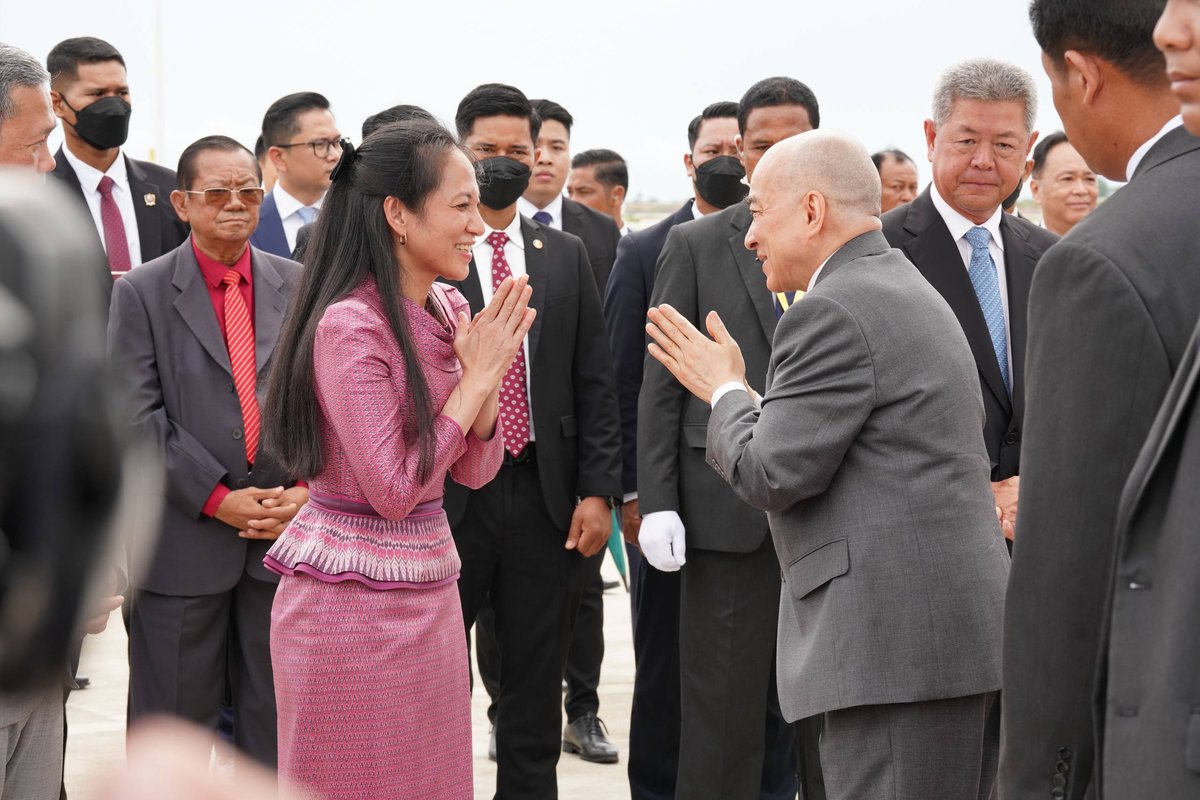 西哈莫尼国王与莫尼列太后今日返抵金边 抵达德崇国际机场