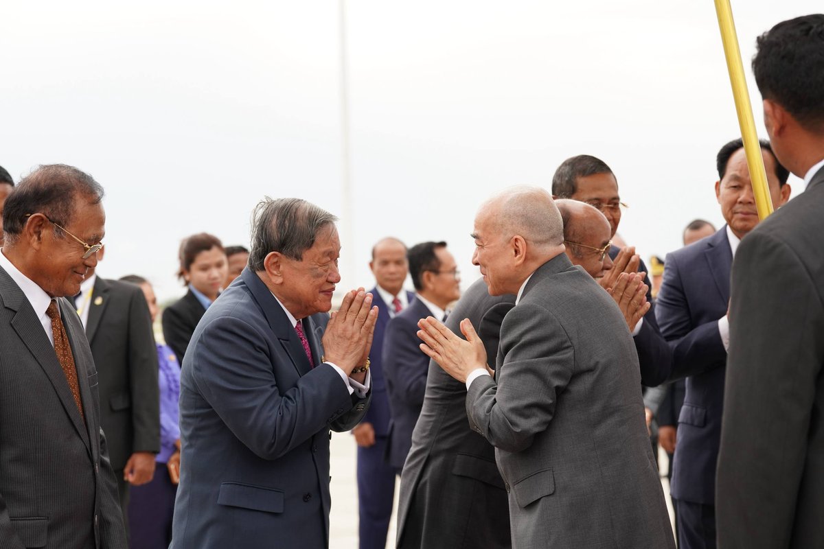 西哈莫尼国王与莫尼列太后今日返抵金边 抵达德崇国际机场