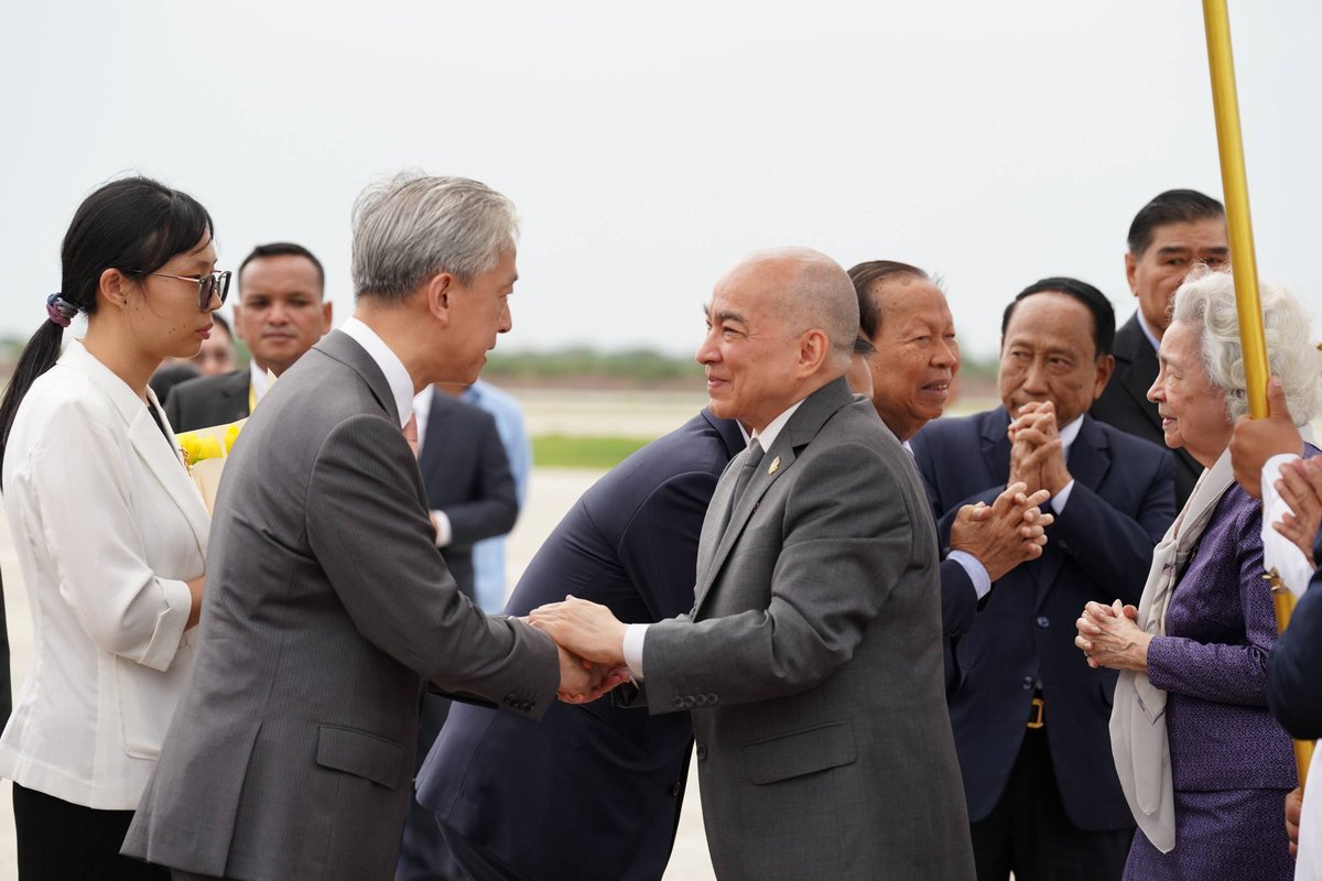 西哈莫尼国王与莫尼列太后今日返抵金边 抵达德崇国际机场
