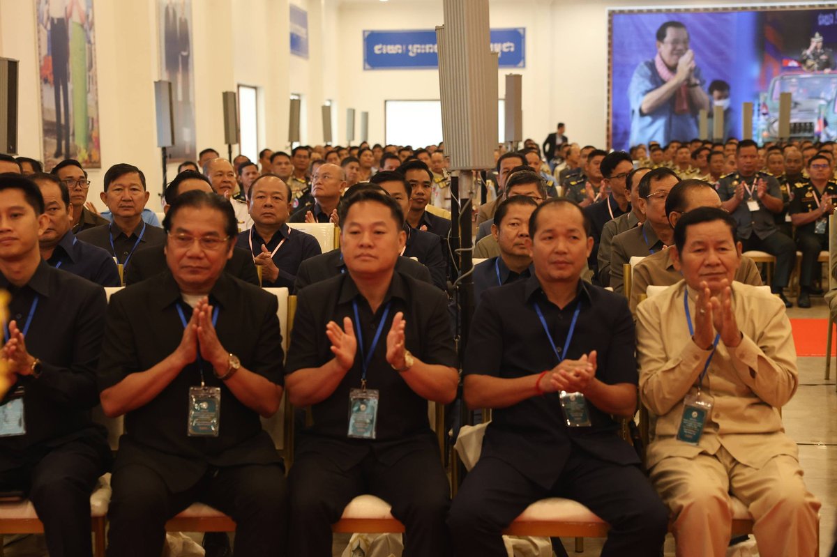 洪森赴上丁省视察 慰问地方各级议会及部门领导