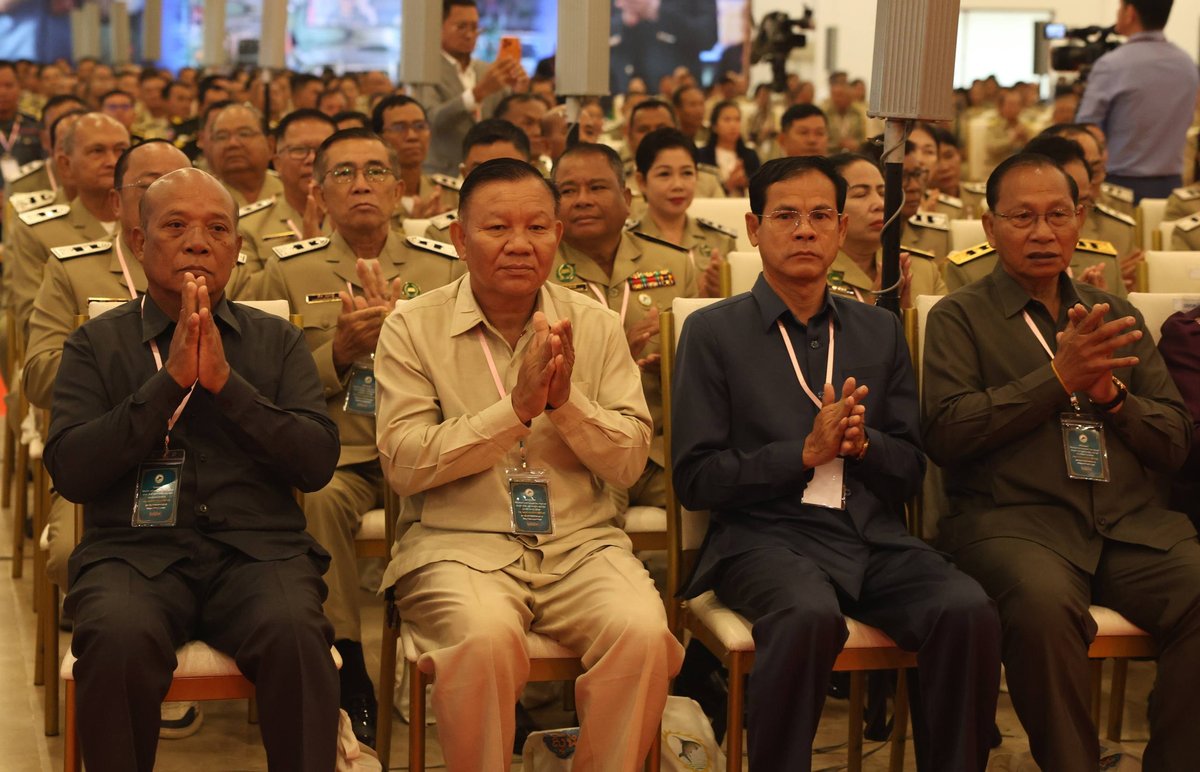 洪森赴上丁省视察 慰问地方各级议会及部门领导