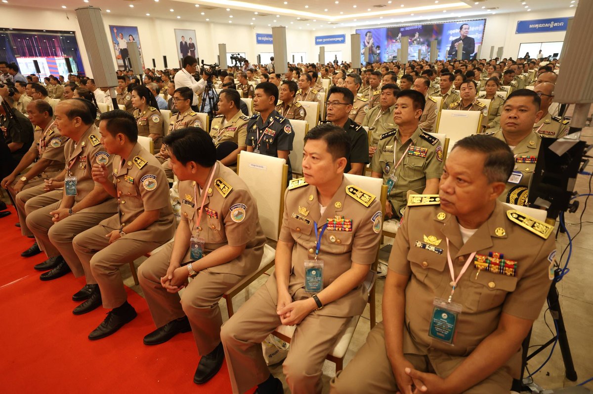 洪森赴上丁省视察 慰问地方各级议会及部门领导