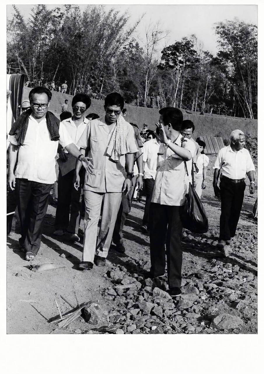 洪森澄清1990年马德望历史照片拍摄地及国防部长任期