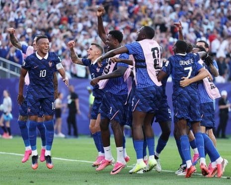 法国队1比0小胜巴拉圭 成功晋级八强对阵摩洛哥