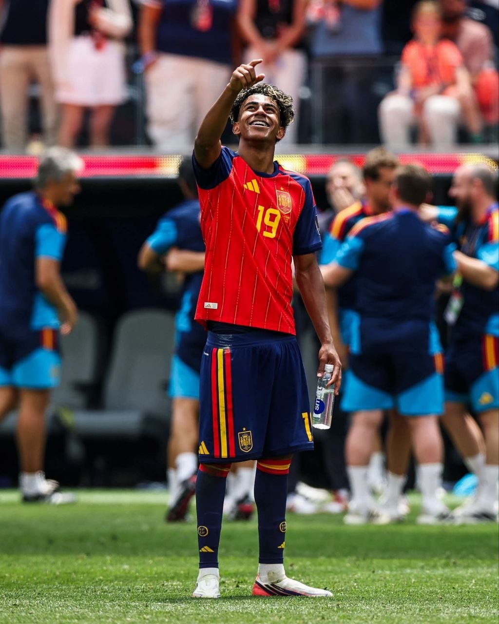 在洛杉矶体育场举行的FIFA世界杯2026四分之一决赛中,西