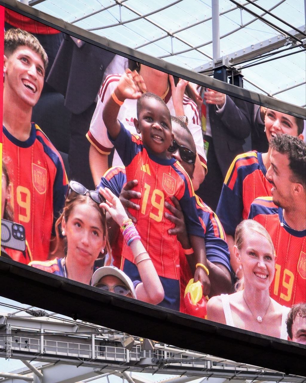 在洛杉矶体育场举行的FIFA世界杯2026四分之一决赛中,西