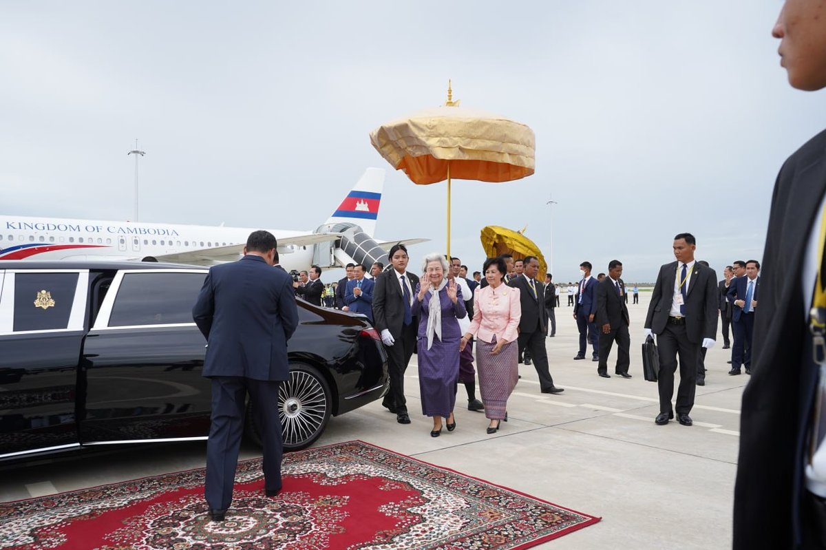 西哈莫尼国王结束中国行程返抵金边 德崇国际机场迎接