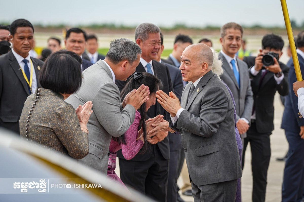西哈莫尼国王与莫尼列太后结束在华医疗今日回国