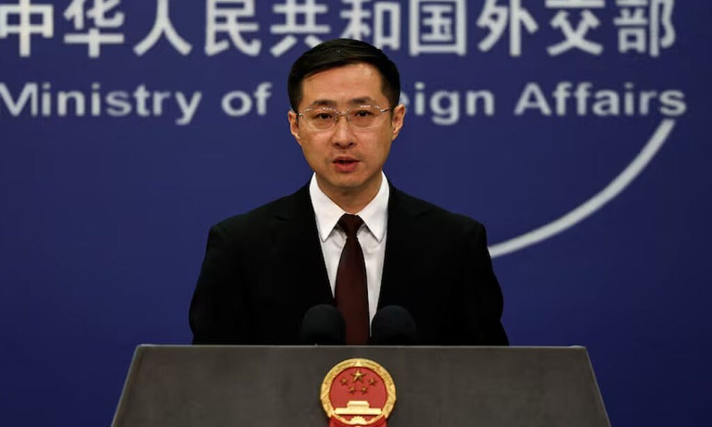 中国外交部针对美国实施的单边制裁作出回应,强调此类行为最终只