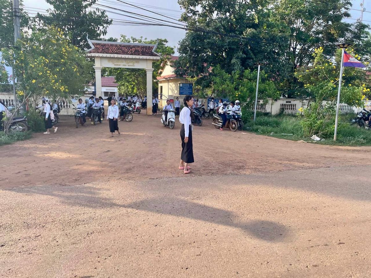 暹粒省瓦林县青年志愿者协助校园周边交通疏导