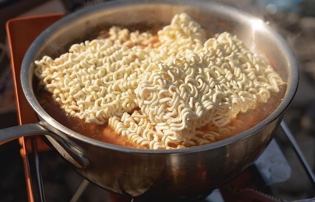 长期食用方便面致8岁男童患结肠癌 饮食习惯需警惕