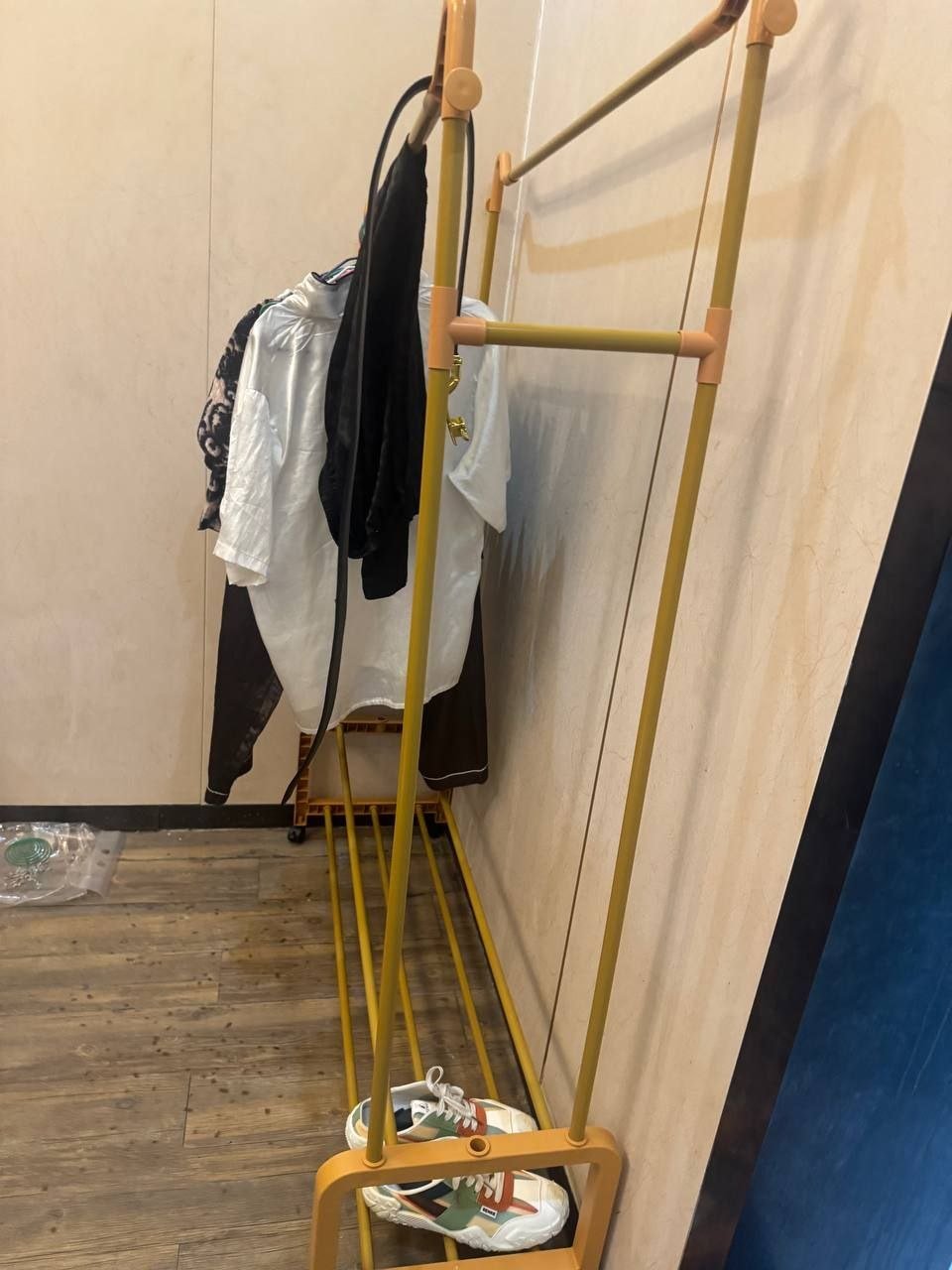 卖家因离开柬埔寨进行清仓处理,转让物品包括双人沙发