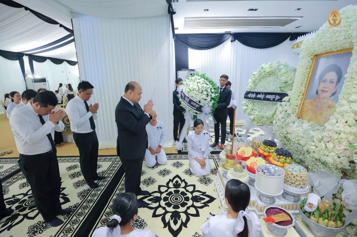 洪玛尼副总理率团吊唁涅沙文副总理胞姐