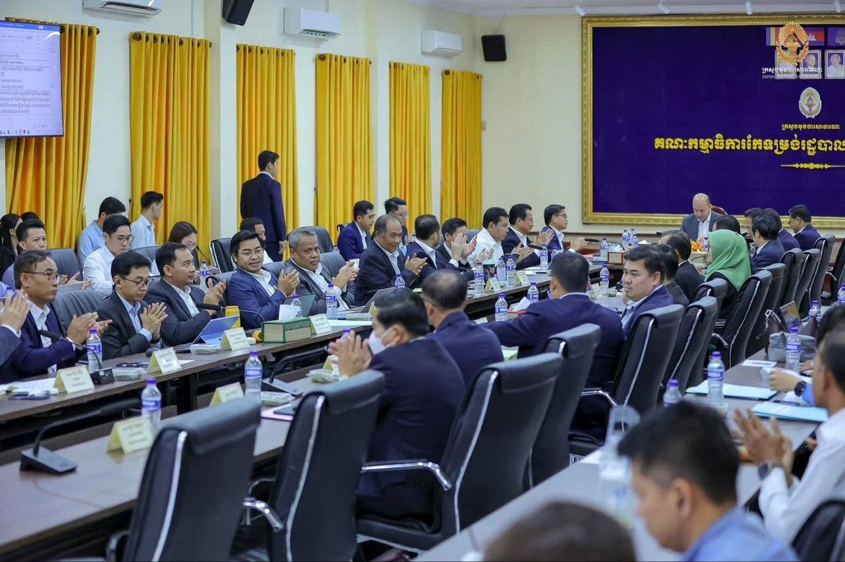 柬埔寨公务部近日召开会议,宣布将为司法部招聘15名法律专业官