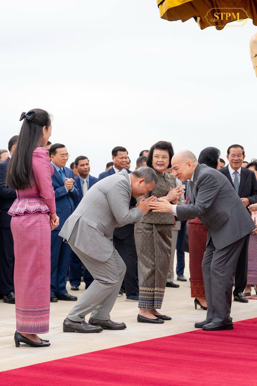 洪玛奈总理夫妇赴金边国际机场 迎接国王太后回国
