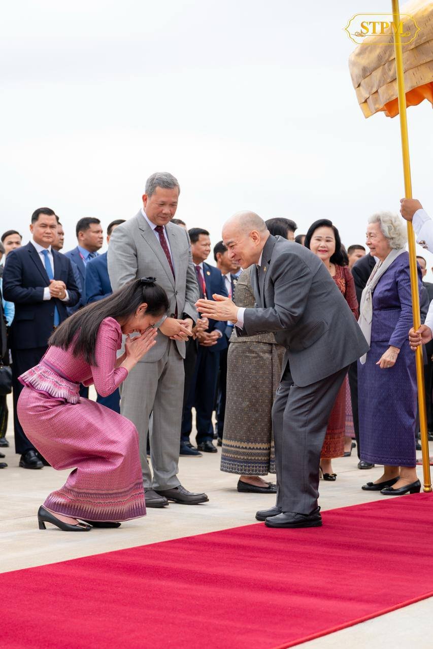洪玛奈总理夫妇赴金边国际机场 迎接国王太后回国