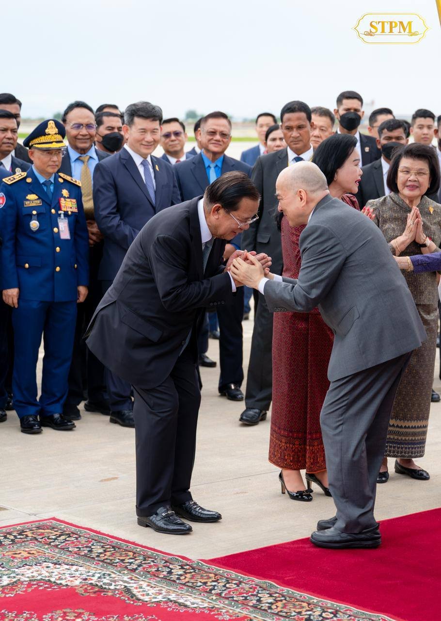 洪玛奈总理夫妇赴金边国际机场 迎接国王太后回国