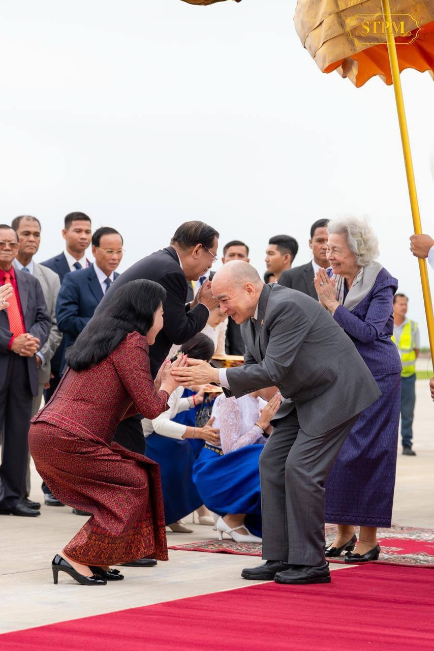 洪玛奈总理夫妇赴金边国际机场 迎接国王太后回国