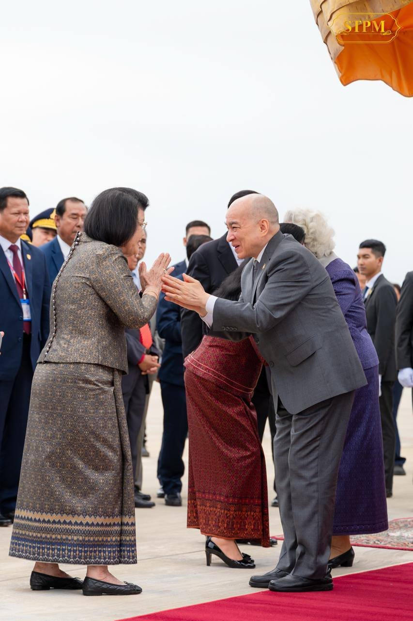 洪玛奈总理夫妇赴金边国际机场 迎接国王太后回国