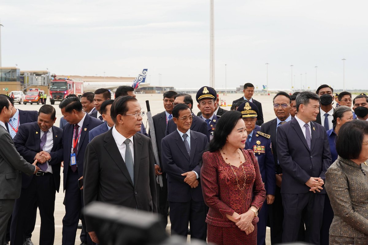 西哈莫尼国王与莫尼列太后平安回国