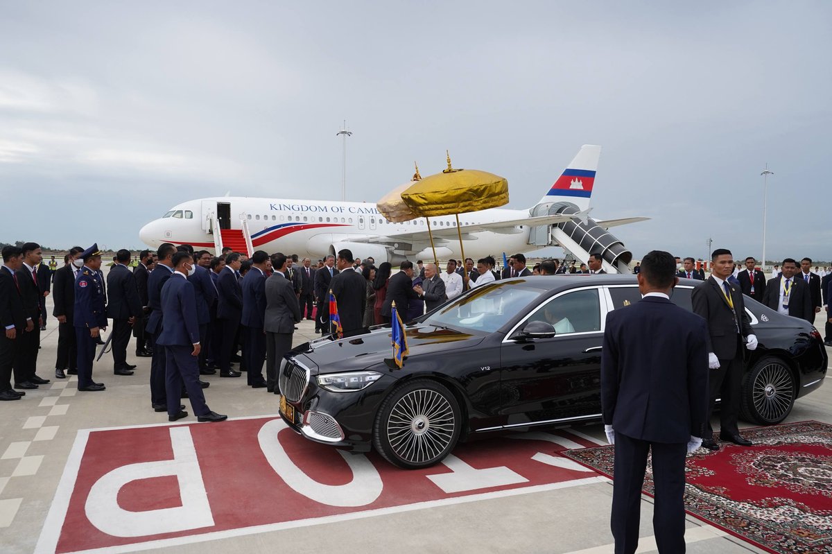 西哈莫尼国王与莫尼列太后平安回国