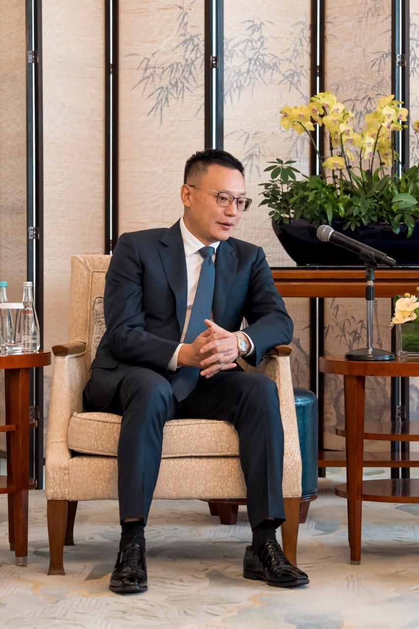 洪玛奈在上海会见顺丰控股CEO 探讨物流与跨境贸易合作