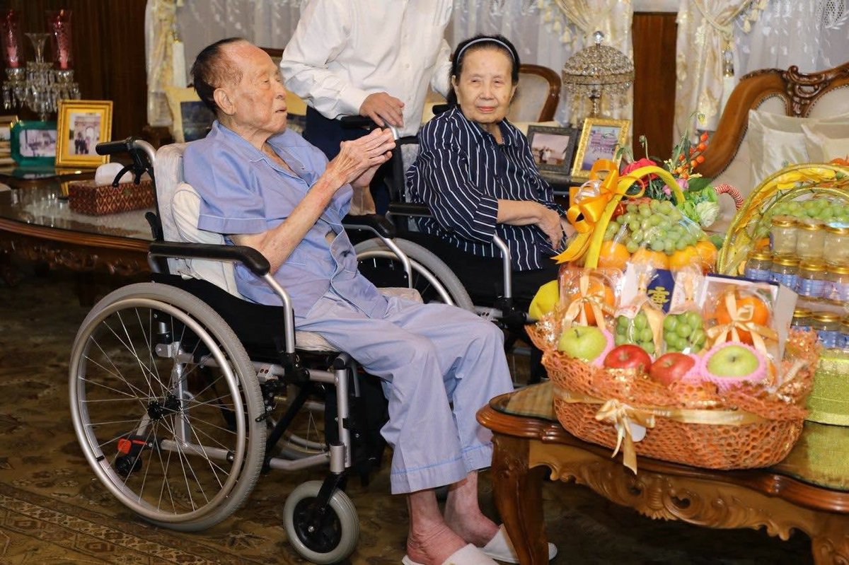 棉森婉探望前副总理贺南洪夫妇 表达亲切慰问