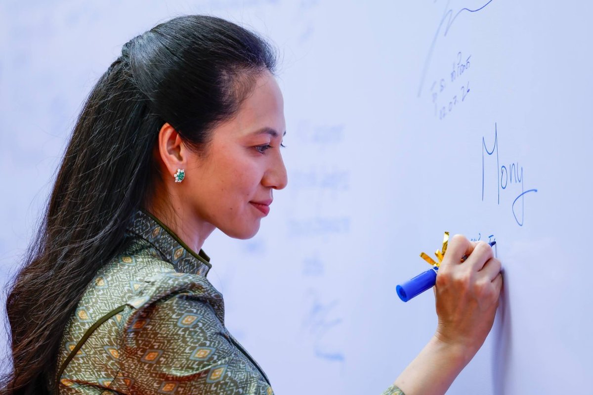 洪玛奈出席为了儿童微笑组织毕业典礼并颁发学位