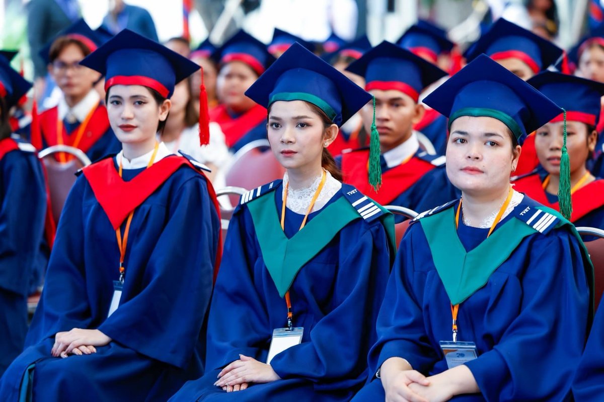 洪玛奈出席为了儿童微笑组织毕业典礼并颁发学位