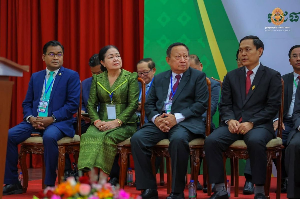 洪玛尼出席皇家行政学院2025届结业及2026届开学典礼