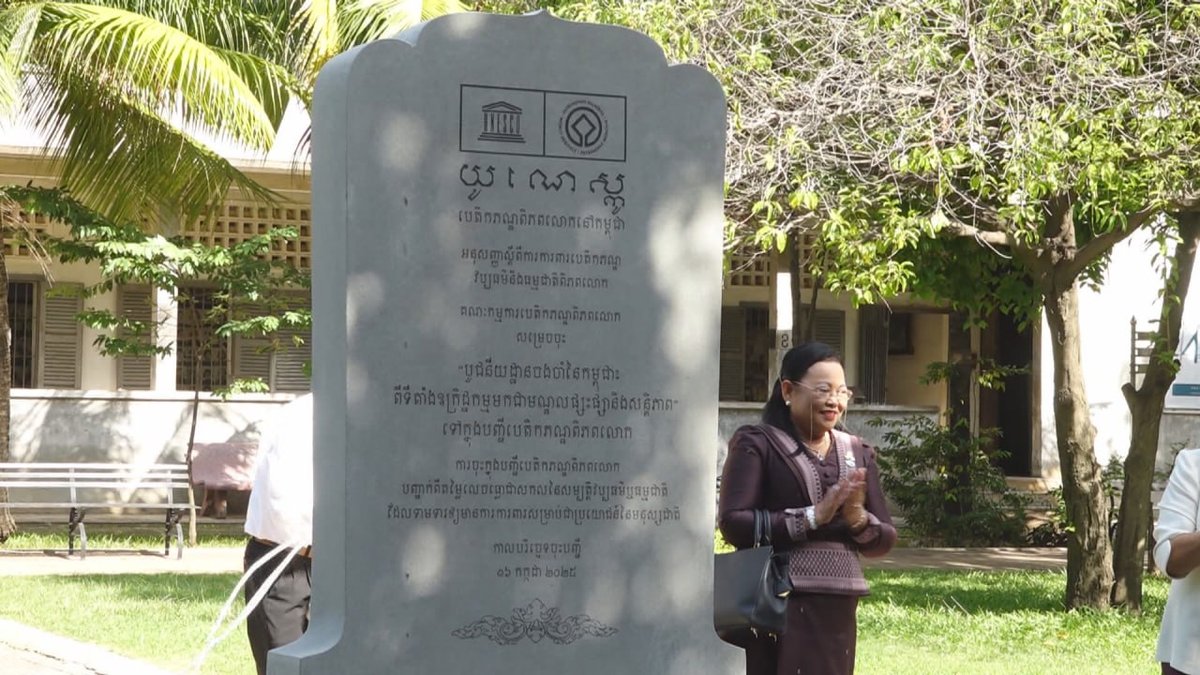 国内外游客纷纷参观德崇和平博物馆,该馆旨在向世界展示柬埔寨的