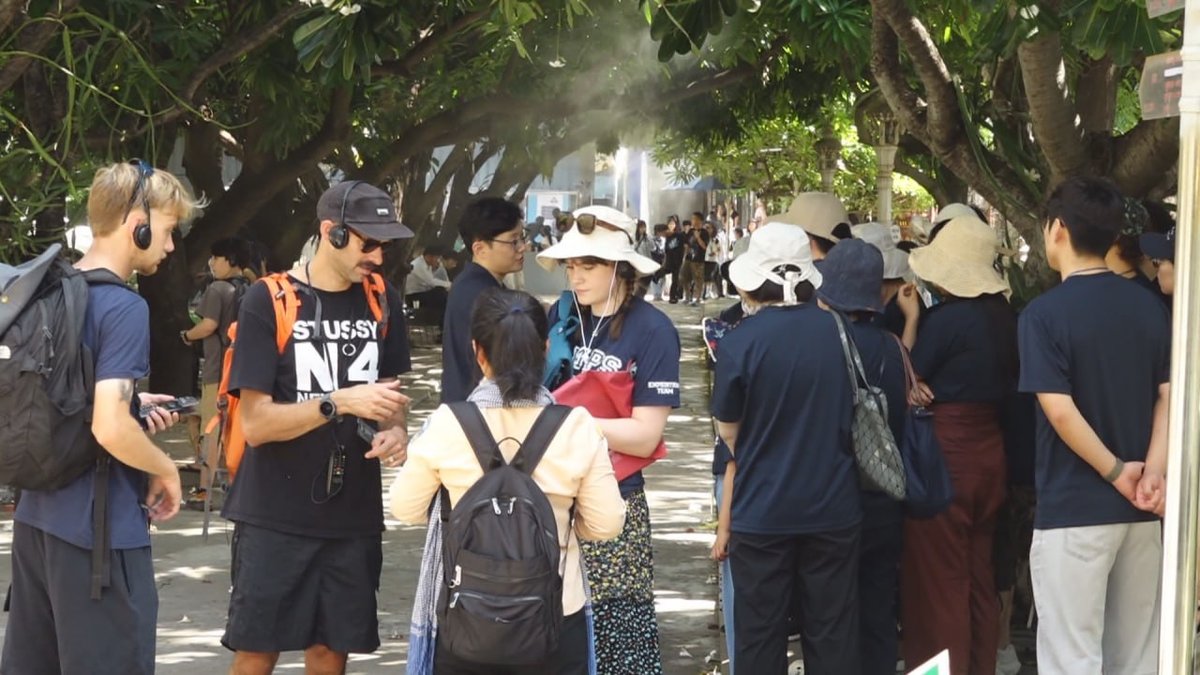 国内外游客纷纷参观德崇和平博物馆,该馆旨在向世界展示柬埔寨的