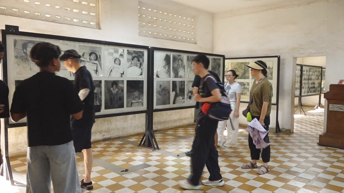 国内外游客纷纷参观德崇和平博物馆,该馆旨在向世界展示柬埔寨的