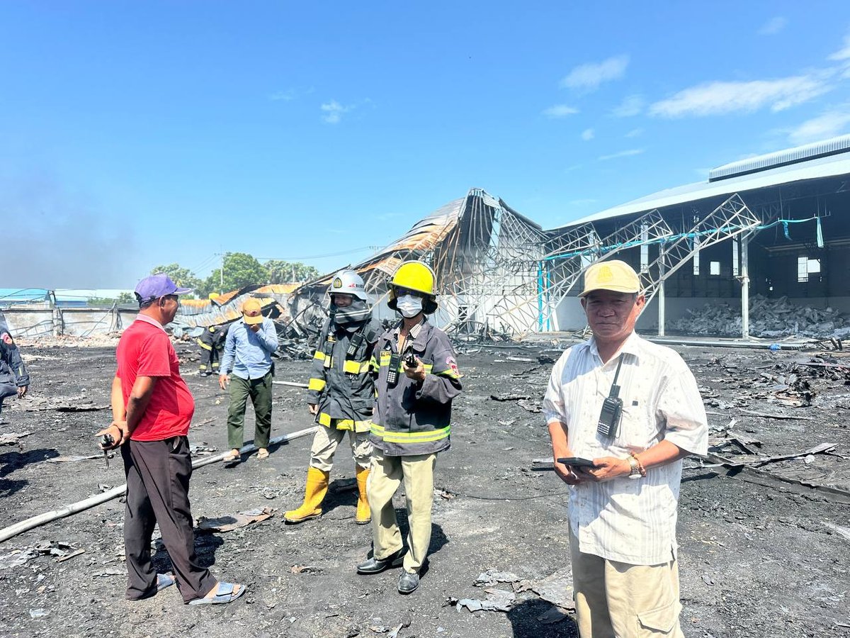 金边一泡沫餐具工厂突发火灾 消防及时扑灭无人员伤亡