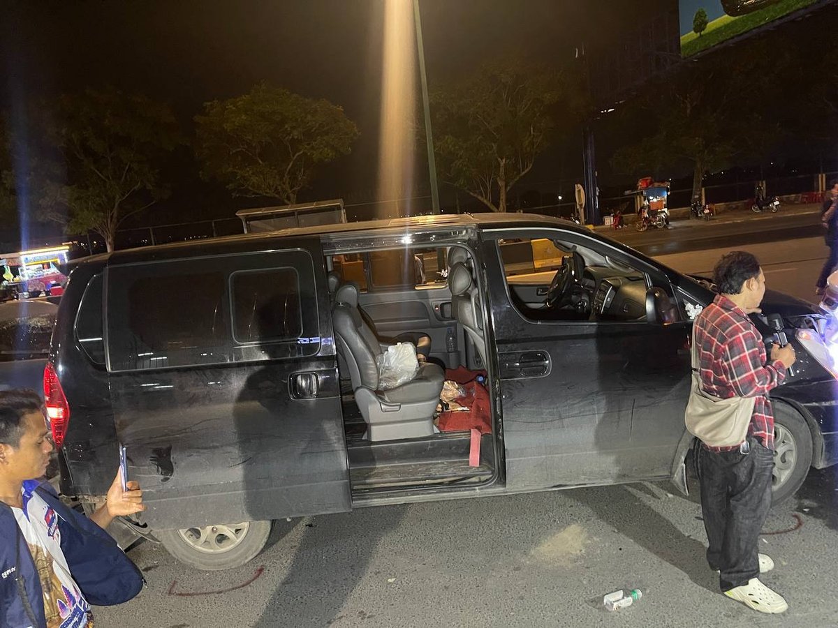 金边俄罗斯大道发生连环车祸 撞毁执法设施及两辆豪车
