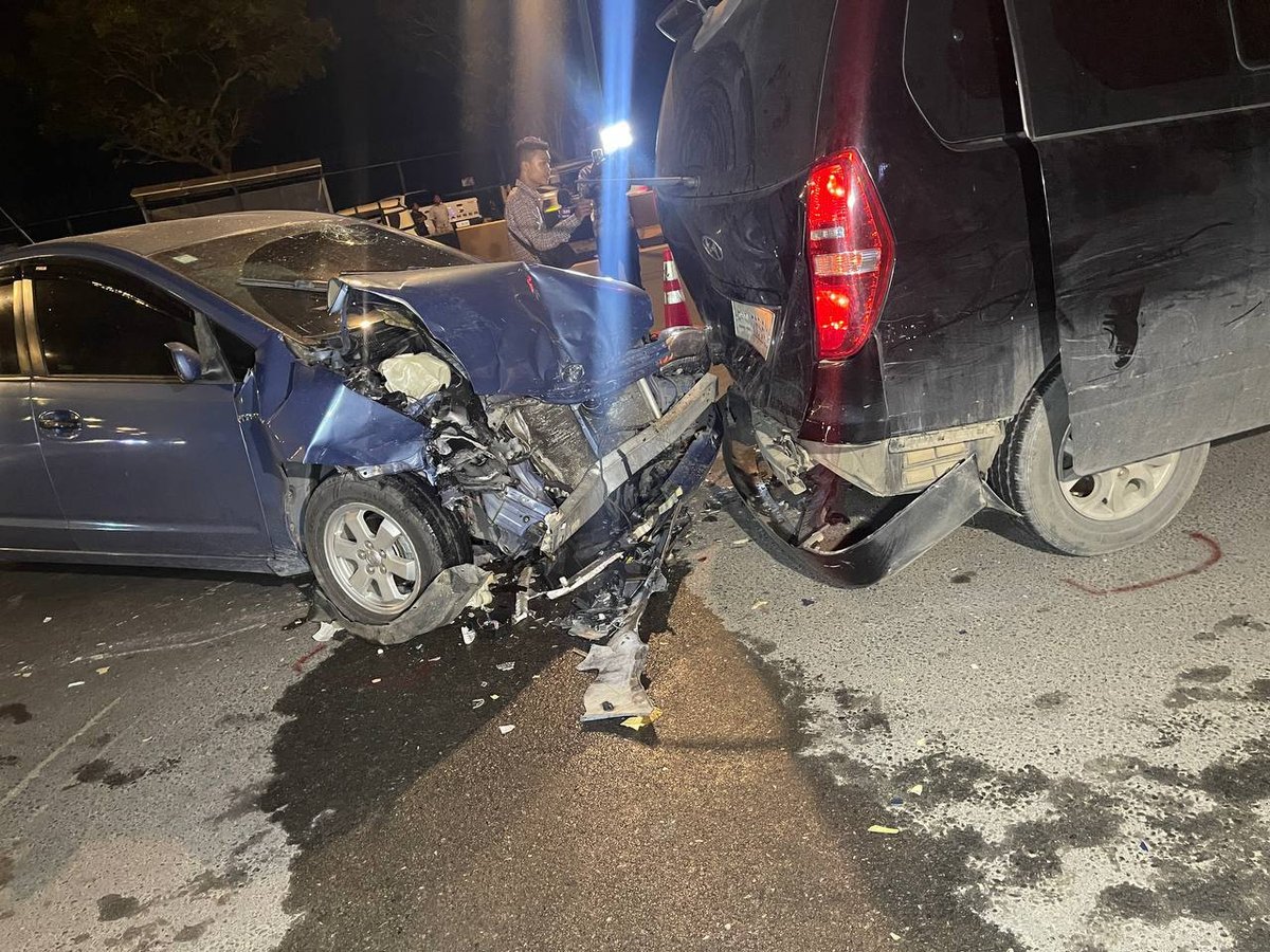 金边俄罗斯大道发生连环车祸 撞毁执法设施及两辆豪车