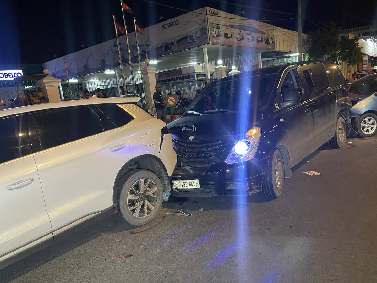 金边俄罗斯大道发生连环车祸 撞毁执法设施及两辆豪车