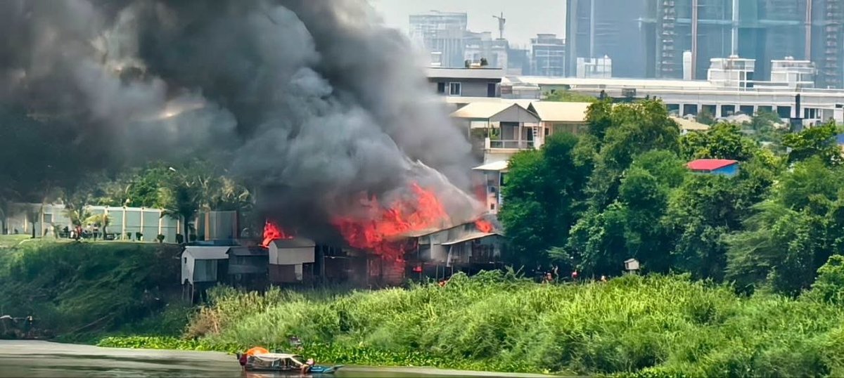 金边雷西郊区5号公路突发火灾 消防部门正紧急扑救