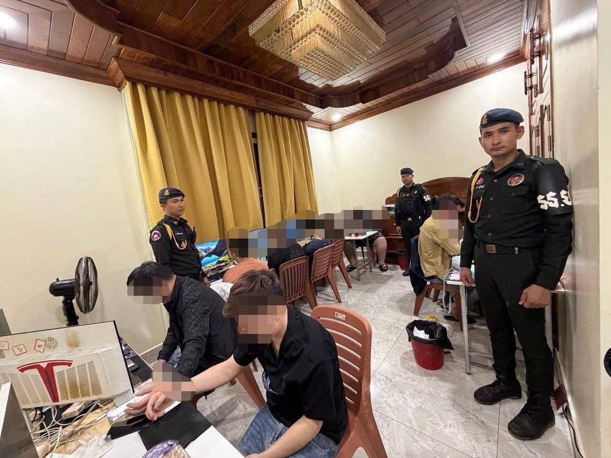 西港警方突袭两处别墅 抓获77名涉网诈嫌疑人