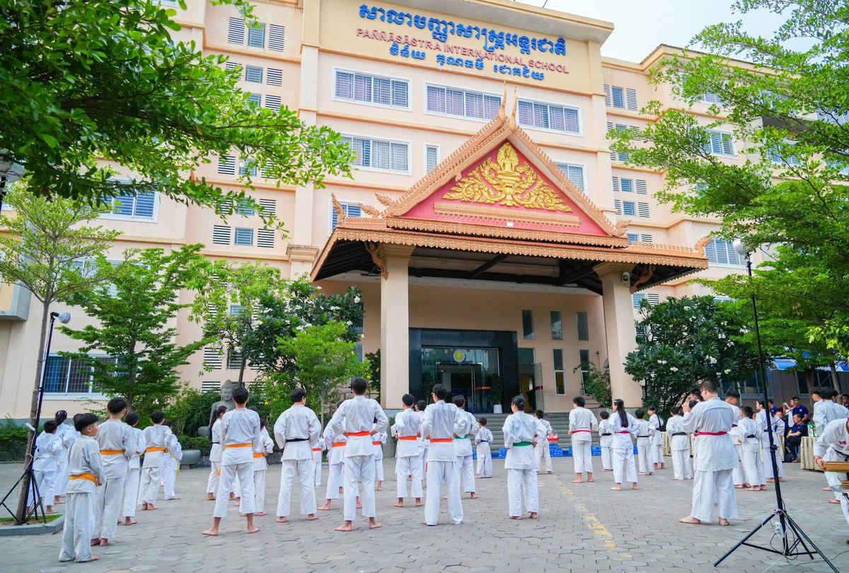 金边宪兵司令罗·斯朗出席空手道活动 向40年前恩师致敬