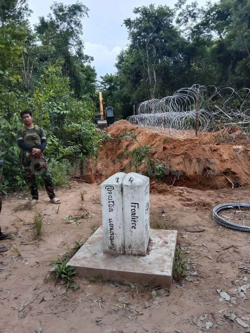 泰军在奥斯马口岸14号界碑处设置铁丝网障碍
