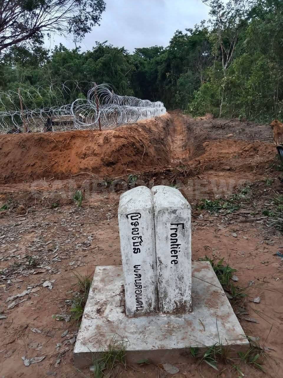泰军在奥斯马口岸14号界碑处设置铁丝网障碍