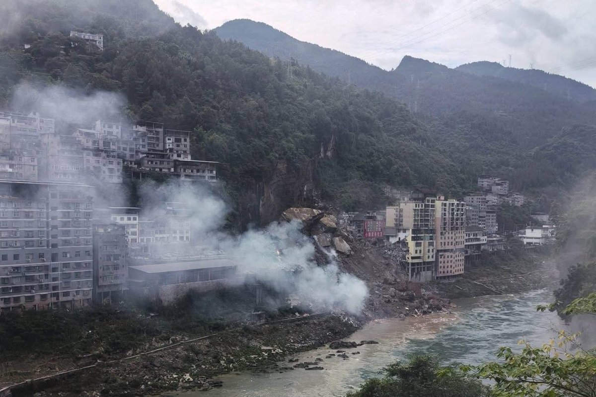 中国重庆发生山体滑坡 救援人员争分夺秒搜救